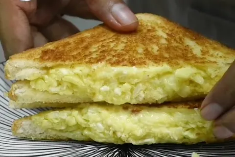 Sandwich Scrambled Egg