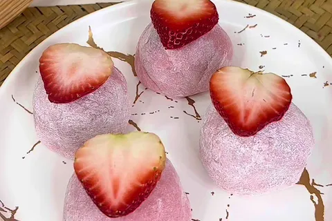 Mochi Strawberry Inti Kacang