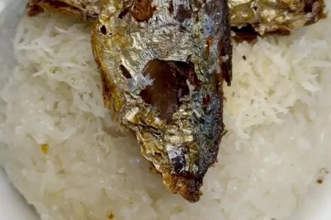 Pulut Kukus dengan Ikan Goreng
