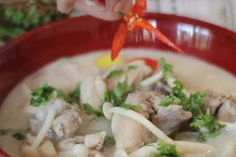 Tom Kagai Thai