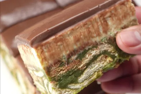 Kek Batik Pistachio Cream Cheese