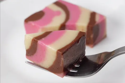 Puding Pelangi Neopolitan