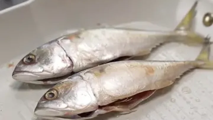 Ikan Percik ala bazar dengan kuah pekat berasaskan cili kering, santan, dan rempah.