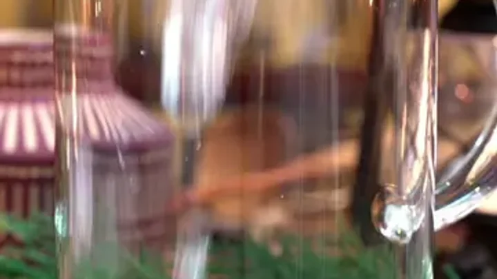 Keladi Float - Minuman berkrim dengan pati keladi, susu, ais, dan aiskrim vanila.