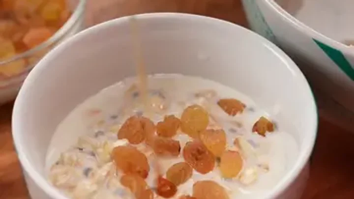 Overnight oats mudah dan sihat dengan oat, susu, chia seed, madu, dan buah-buahan.