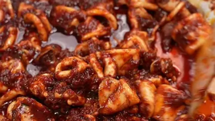 Resepi Sotong Sambal Kicap Pedas dengan Kicap Manis ABC dan Saus Manis ABC untuk rasa umami.