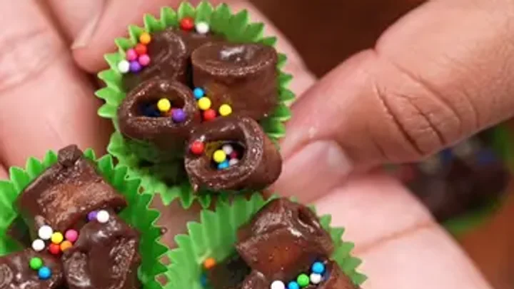 Kuih raya popia coklat yang rangup dengan lapisan coklat dan serbuk Vico.