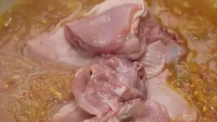 Rendang ayam cili api dengan bahan seperti serai, cili padi, santan dan kerisik.