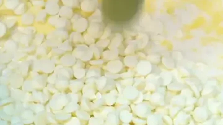 Kek batik pistachio dengan lapisan coklat putih dan biskut Marie.