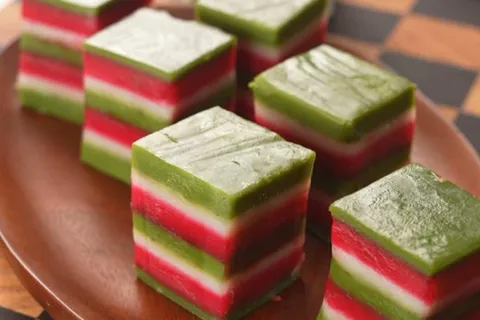 Kuih Lapis Matcha Strawberry