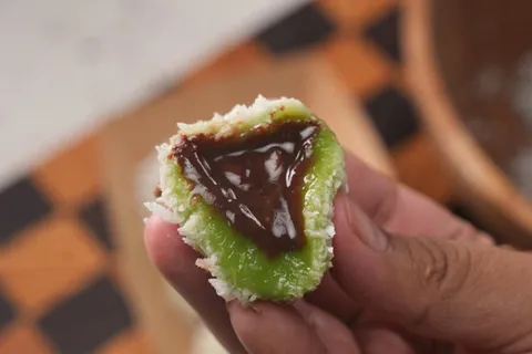 Onde-Onde Inti Coklat